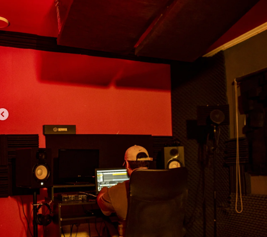 Atmósfera de estudio de producción musical de KharonBeats